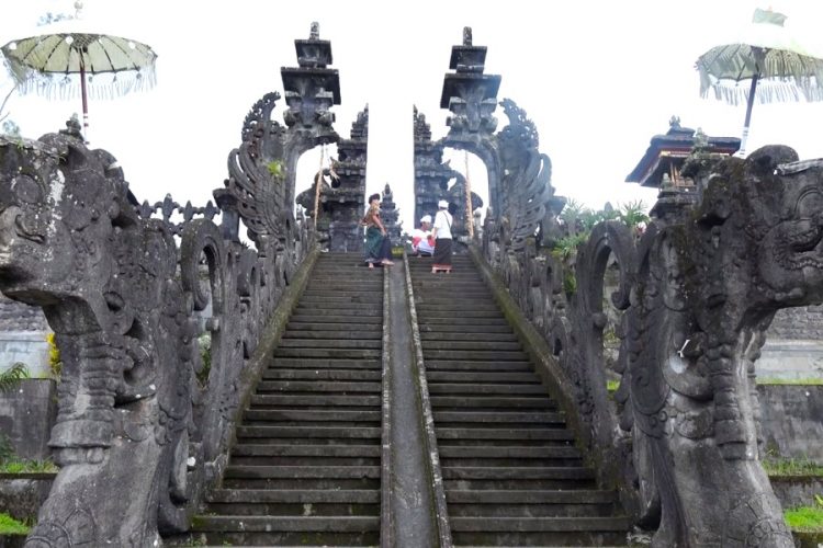 Туристов заставляют отжиматься за нарушение законов острова Бали