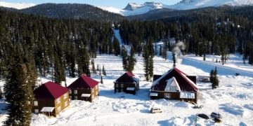 На территории парка Еркаги эвакуировали группу туристов из-за смерти женщины