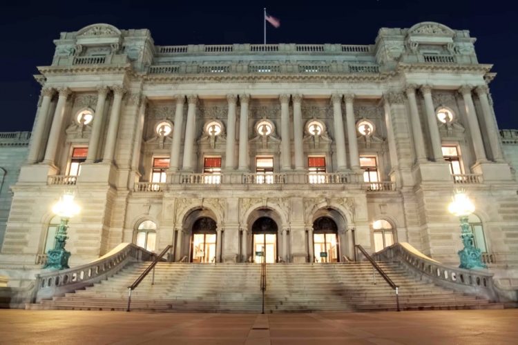 Более 50% американцев собираются вакцинироваться от COVID-19 - но для интуристов это плохо