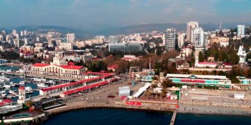 Погода в Сочи позволила туристам загорать