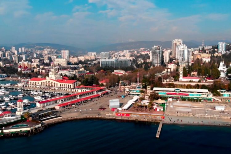 Погода в Сочи позволила туристам загорать