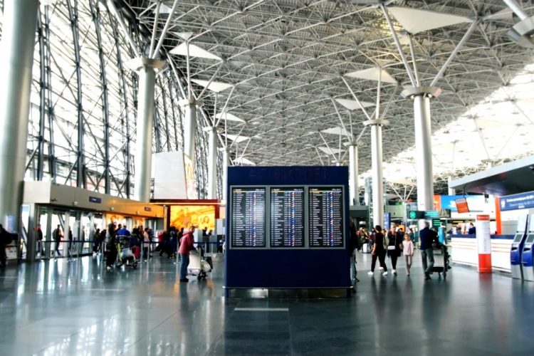 Туристке порвали паспорт в аэропорту Внуково