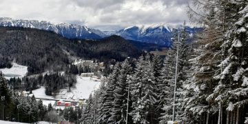 На горнолыжных курортах Австрии аншлаг - не хватает мест на парковках