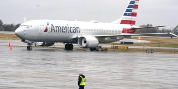 American Airlines начал летать на Boeing 737 Max, но пассажиров предупреждают об опасности