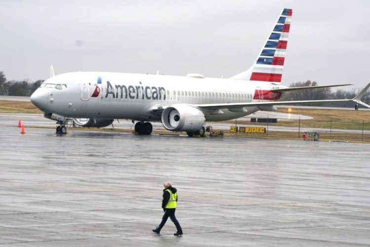 American Airlines начал летать на Boeing 737 Max, но пассажиров предупреждают об опасности