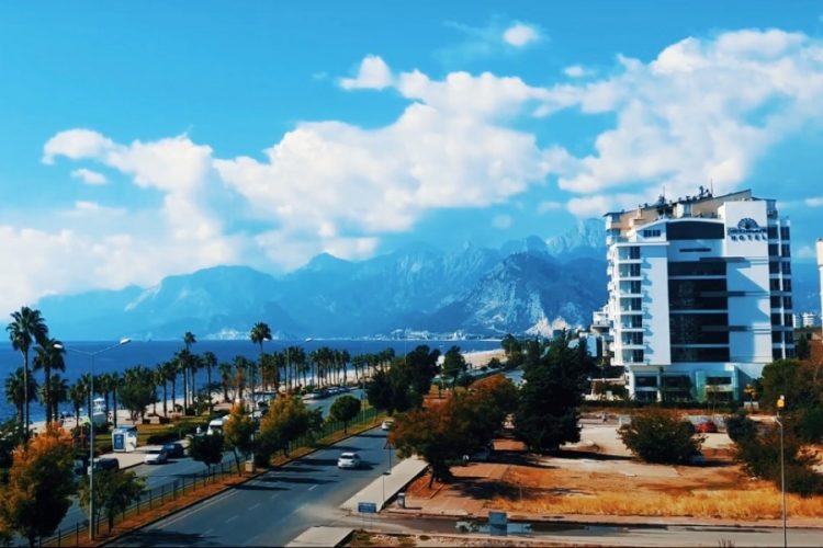 Полицейские на лошадях организовали рейды по набережным и пляжам Анталии