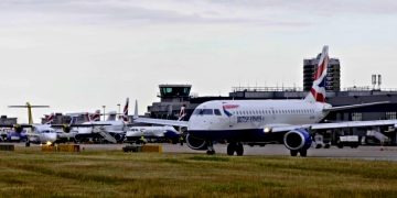 Две крупные авиакомпании заявили о внедрении ковидных паспортов