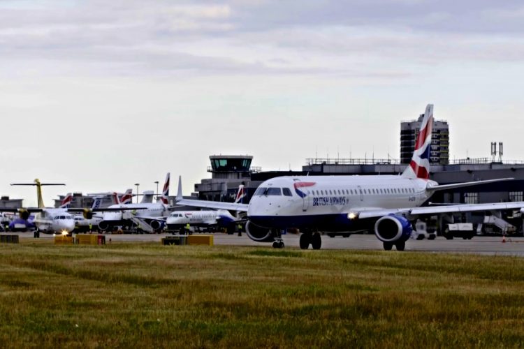 Две крупные авиакомпании заявили о внедрении ковидных паспортов