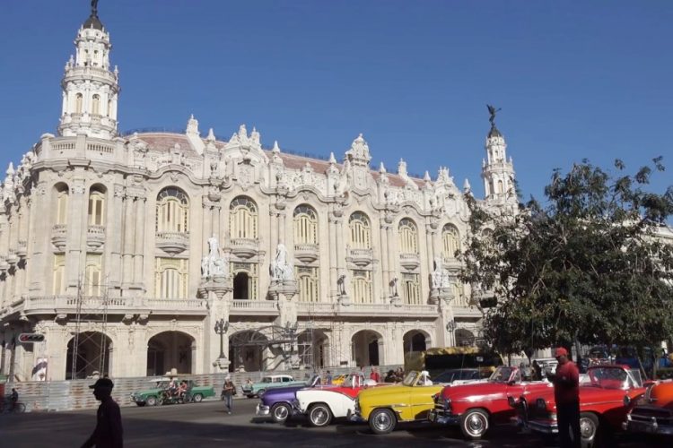 Туроператоры продлевают полетные программы по двум популярным зарубежным направлениям