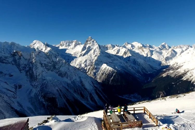 В Домбае приостанавливают работу отели