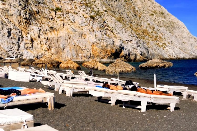 Греция пока не хочет видеть массовых российских туристов