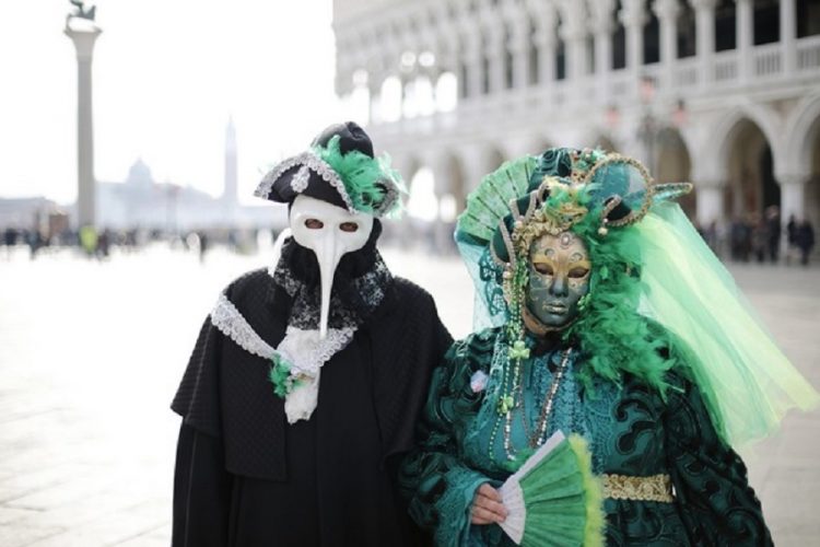 новость 02-02-2021 В Италии стартовал знаменитый венецианский карнавал: без туристов, но в масках