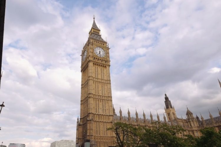 Коронавирусные паспорта могут стать обязательными в Великобритании