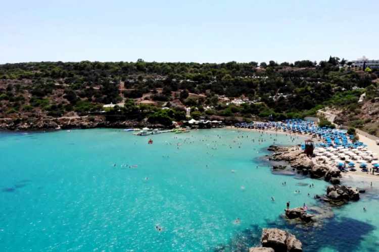 Кипр планирует принимать вакцинированных туристов из РФ