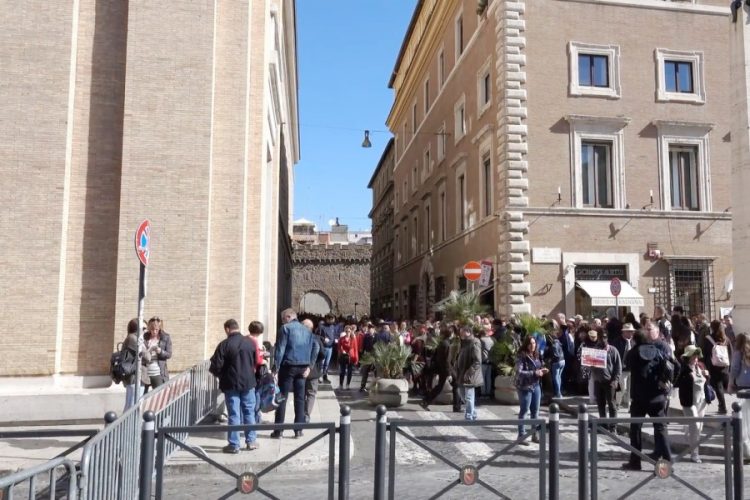 Ватикан занял неожиданно жесткую позицию во время поголовной вакцинации