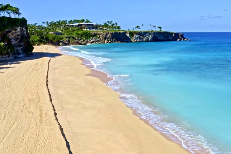 Курорт на Багамах отвезет заболевших ковидом домой на частном самолете