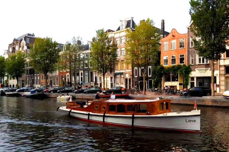 Правительство Нидерландов запретило туризм до 2 марта