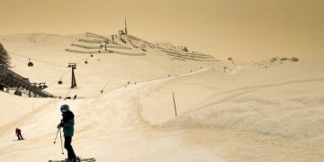 Африканская пыль окрасила снег на европейских горнолыжных курортах