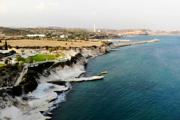 Кипр намерен возобновить выдачу туристических виз россиянам