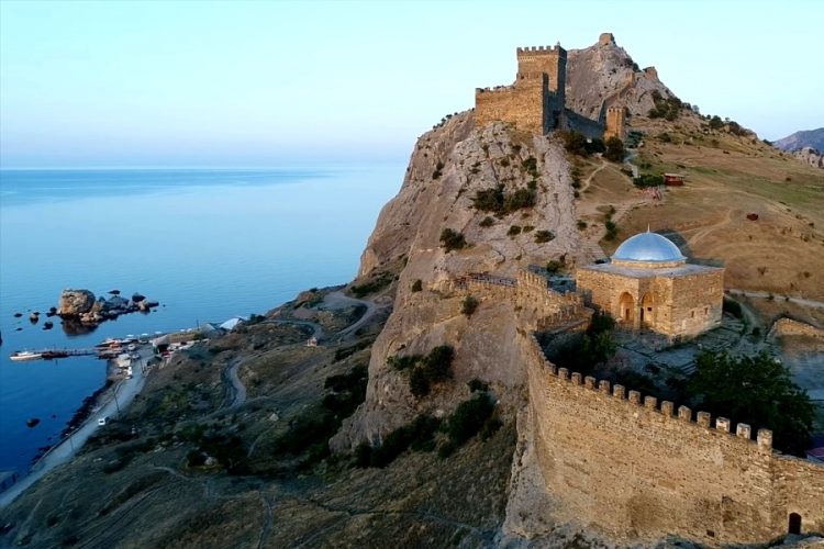 В Крыму снимают ковидные ограничения