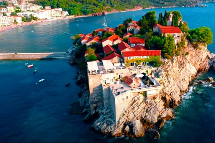 В Черногории кафе начали продавать кофе из-под полы