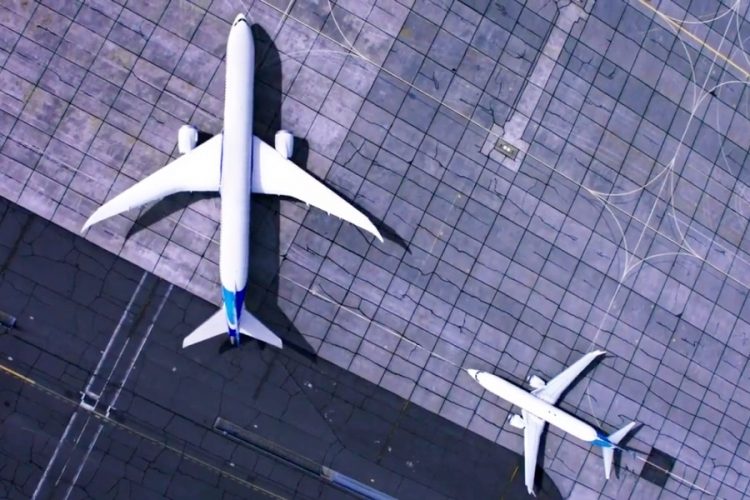 Самолет Боинг начал рассыпаться в небе из-за усталости металла