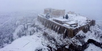 Сильный снегопад накрыл Акрополь и другие древние памятники в Афинах