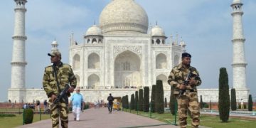 новость 05-03-2021 Свыше одной тысячи туристов эвакуировали из Тадж-Махала