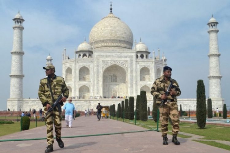 новость 05-03-2021 Свыше одной тысячи туристов эвакуировали из Тадж-Махала