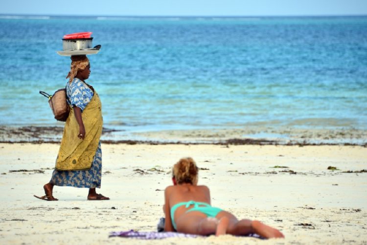новость 09-03-2021 За обнаженных туристов власти Занзибара будут штрафовать туристических операторов