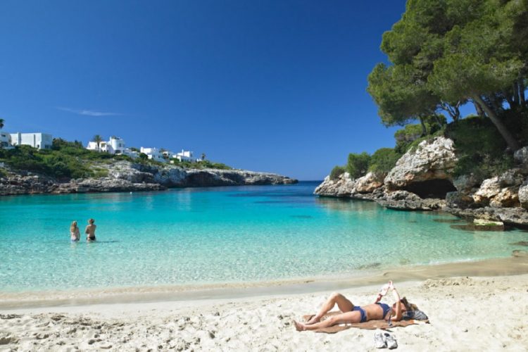 новость 15-03-2021 Для иностранных туристов открылся первый курорт Испании