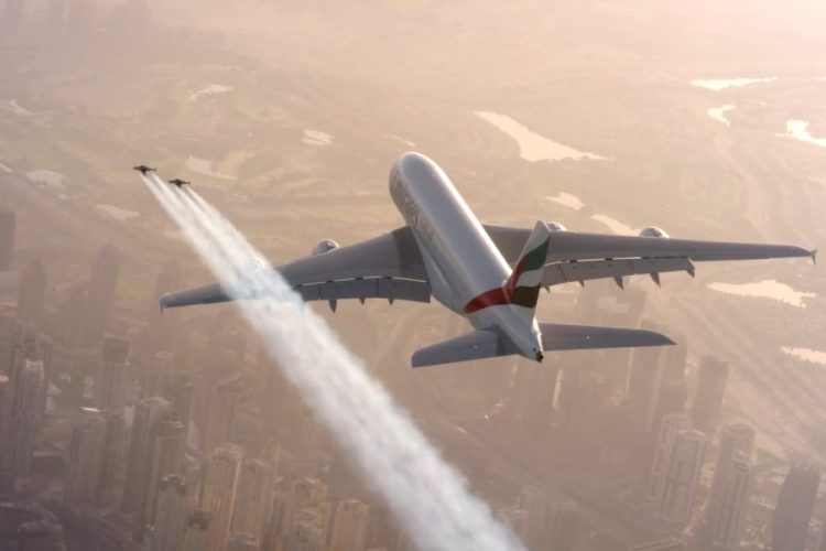 Авиакомпания Эмирейтс предлагает пассажирам выкупать соседние места