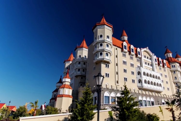 Чем грозит отсрочка запуска программы туристического кэшбэка?