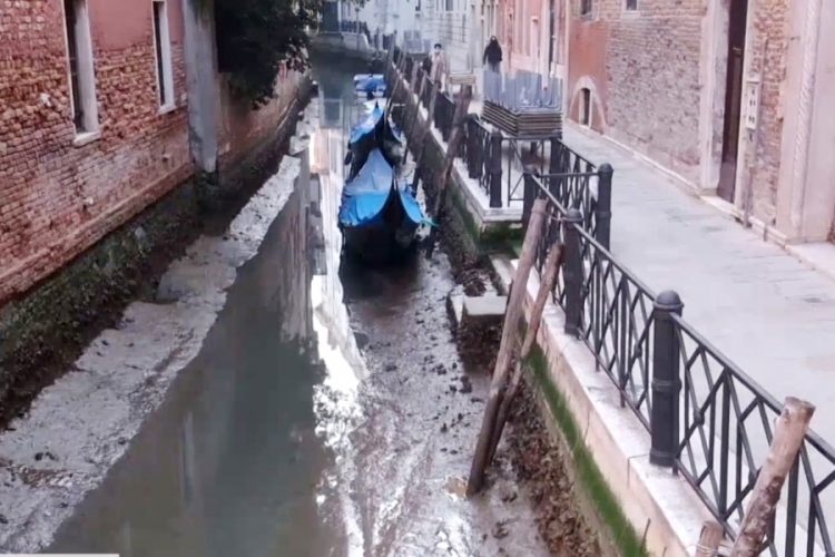 Часть каналов Венеции пересохли из-за отливов