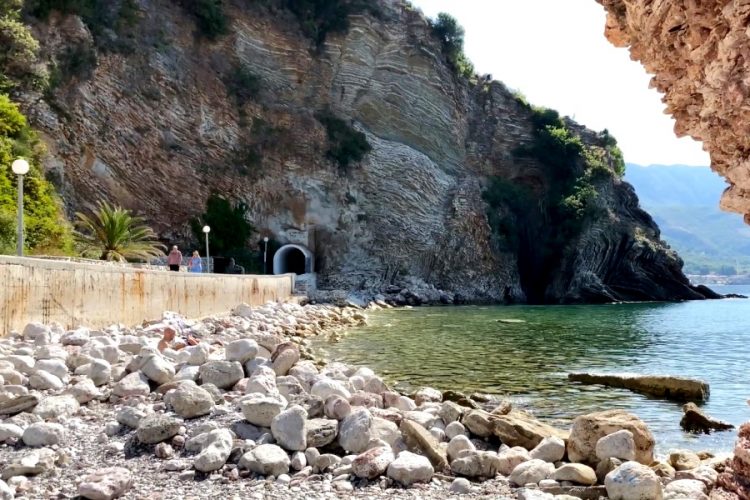 Вакцинированным туристам снова повезет больше, сообщили в Черногории