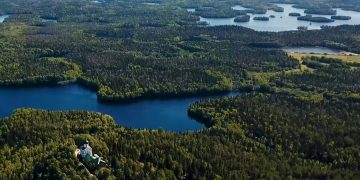 Туристы смогут отправиться на осмотр достопримечательностей Соловецких островов, предъявив справку о вакцинации от коронавируса. К такому формату путешествий готовы в основном все. Справку о коронавирусе можно получить без проблем. Если человек готов вакцинироваться от коронавирусной инфекции, то и соответствующий документ ему выдадут. Информацию о новых правилах въезда обнародовала пресс-служба правительства Архангельской области. Если изначально нужно было в обязательном порядке предоставить справку об отрицательном тесте на коронавирусную инфекцию, проведённом методом ПЦР-диагностики, с этого времени во внимание будут брать также справку о положительном тесте на антитела IgG. Этот документ нужно получить не раньше, чем за два месяца до предполагаемого заезда. Из туриста требовался сертификат профилактической прививки от COVID-19, выданный не ранее чем за шесть месяцев до дня заезда. Для въезда подойдет один из этих документов. Накануне в рамках заседания регионального оперативного штаба по противодействию распространения коронавирусной инфекции рассмотрели снятие ограничений. Губернатор области считает, что ситуацию удалось взять под контроль, потому и можно частично снимать ограничения. Ежедневное число активных случаев заражения падает. Многие уже успели получить прививки.