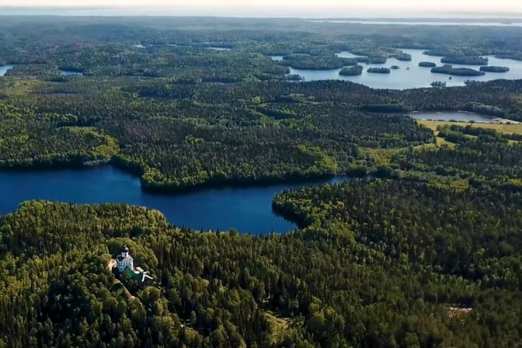 Туристы смогут отправиться на осмотр достопримечательностей Соловецких островов, предъявив справку о вакцинации от коронавируса. К такому формату путешествий готовы в основном все. Справку о коронавирусе можно получить без проблем. Если человек готов вакцинироваться от коронавирусной инфекции, то и соответствующий документ ему выдадут. Информацию о новых правилах въезда обнародовала пресс-служба правительства Архангельской области. Если изначально нужно было в обязательном порядке предоставить справку об отрицательном тесте на коронавирусную инфекцию, проведённом методом ПЦР-диагностики, с этого времени во внимание будут брать также справку о положительном тесте на антитела IgG. Этот документ нужно получить не раньше, чем за два месяца до предполагаемого заезда. Из туриста требовался сертификат профилактической прививки от COVID-19, выданный не ранее чем за шесть месяцев до дня заезда. Для въезда подойдет один из этих документов. Накануне в рамках заседания регионального оперативного штаба по противодействию распространения коронавирусной инфекции рассмотрели снятие ограничений. Губернатор области считает, что ситуацию удалось взять под контроль, потому и можно частично снимать ограничения. Ежедневное число активных случаев заражения падает. Многие уже успели получить прививки.