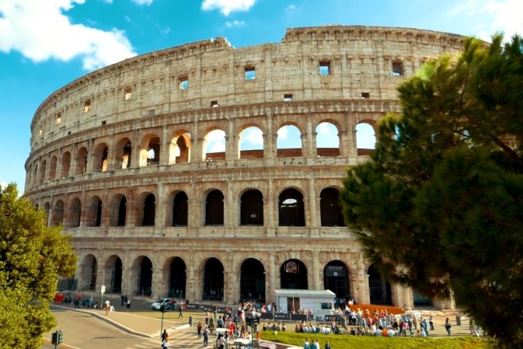 В Риме такси возят на прививку от ковид бесплатно