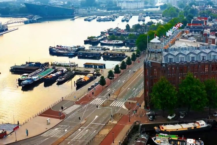 Амстердам снимает запрет на аренду квартир в центре туристами