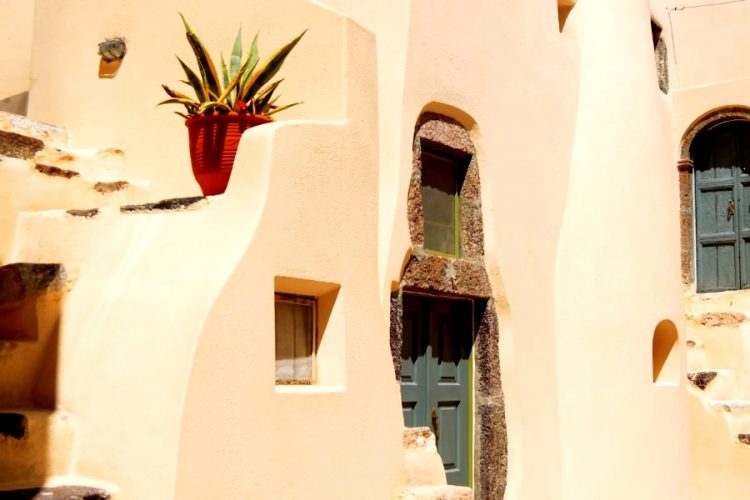 Греция откроется для всех туристов к 14 мая