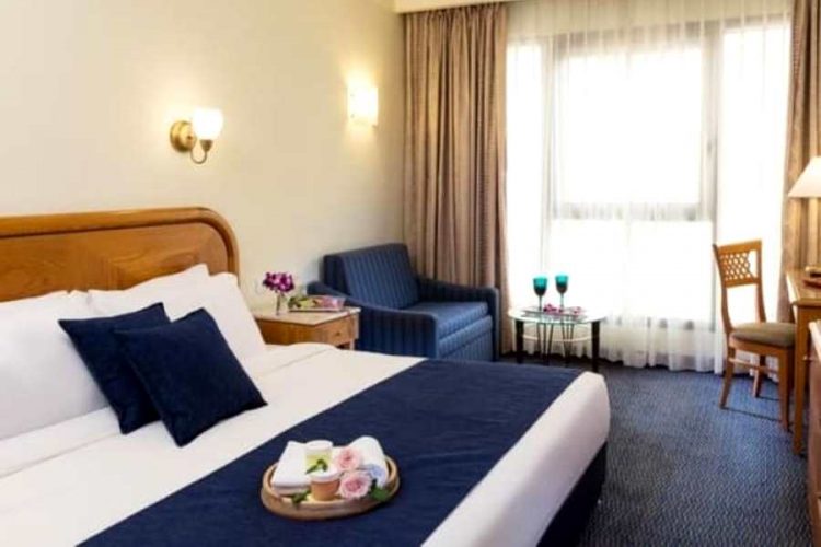 Закрытые на карантин в Израиле взбунтовались против тех, кто получил электронные браслеты