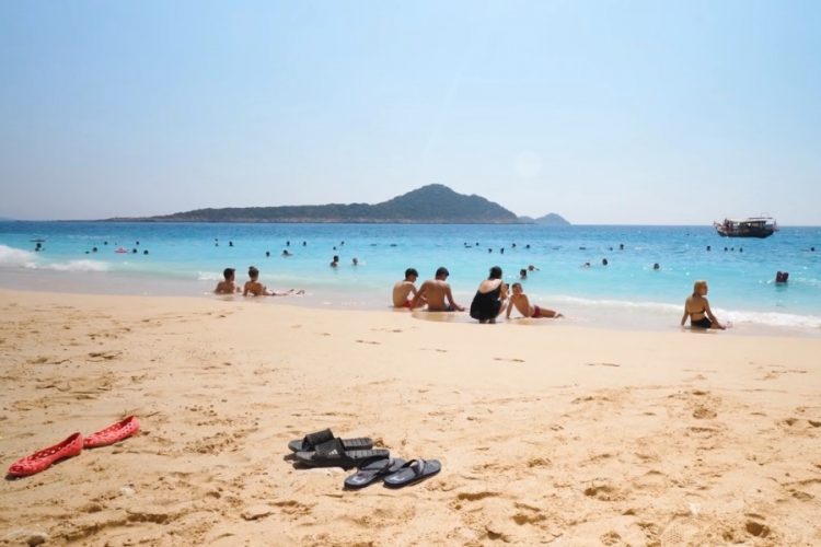 Турция вакцинирует сотрудников туризма по особой схеме