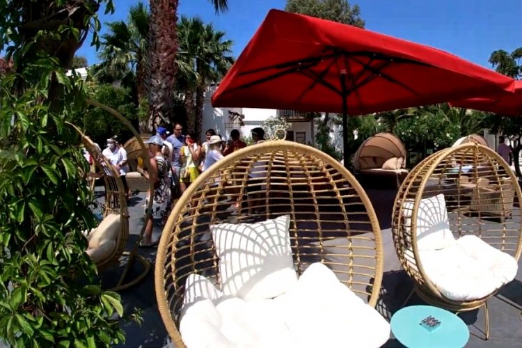 Как некоторые страны научились зарабатывать на карантинных туристах