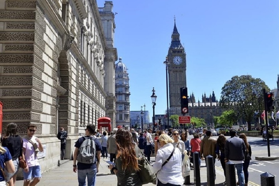 Двое в лондоне. Нейгейл Лондон. Туризм в Великобритании. Туристы в Британии. Лондон туризм.