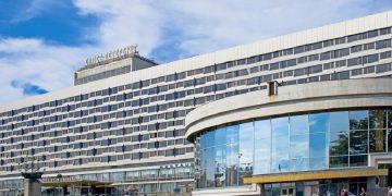 новость 30-04-2021 В апреле россияне потратили на отели Петербурга более 83 миллионов рублей