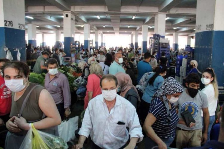 Турецкие рынки и магазины сообщили об "апокалипсисе" накануне локдауна