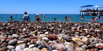 Российские туристы не спешат возвращаться домой из Турции