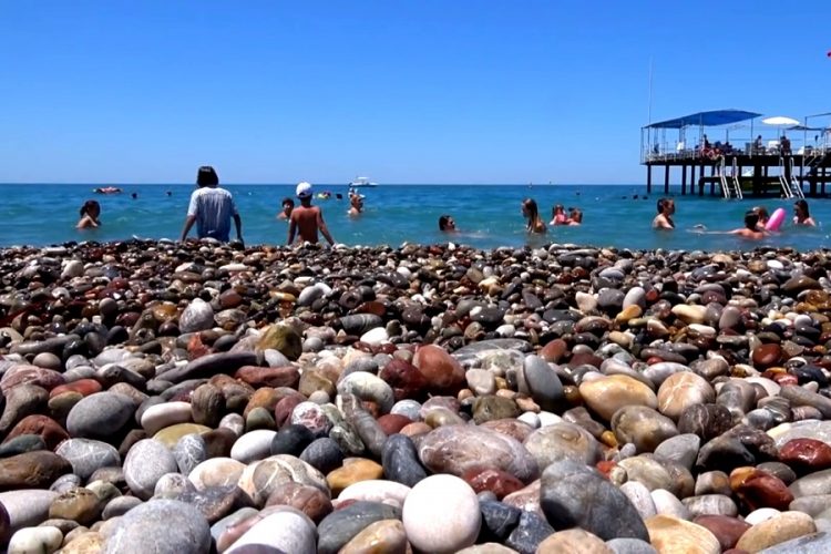 Российские туристы не спешат возвращаться домой из Турции