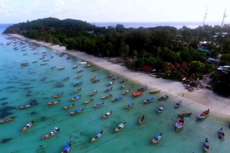 Пхукет ищет варианты, позволяющие задержать туристов дольше