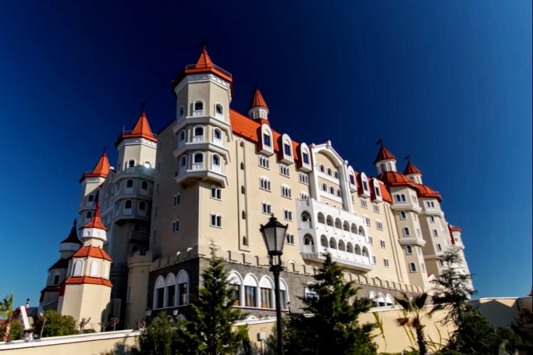 Где самый дешевый отдых у моря на майские?